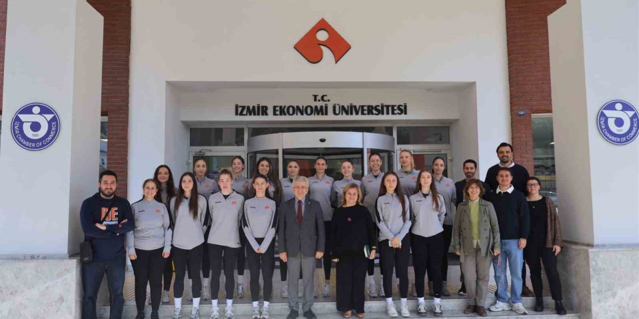 İEÜ, set vermeden şampiyon oldu