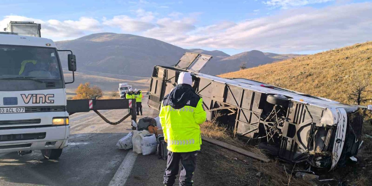 Yolcu otobüsü devrildi: 2 ölü, 21 yaralı