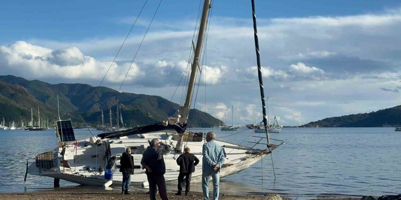 Fırtınada karaya vuran yelkenliler kaldırılıyor