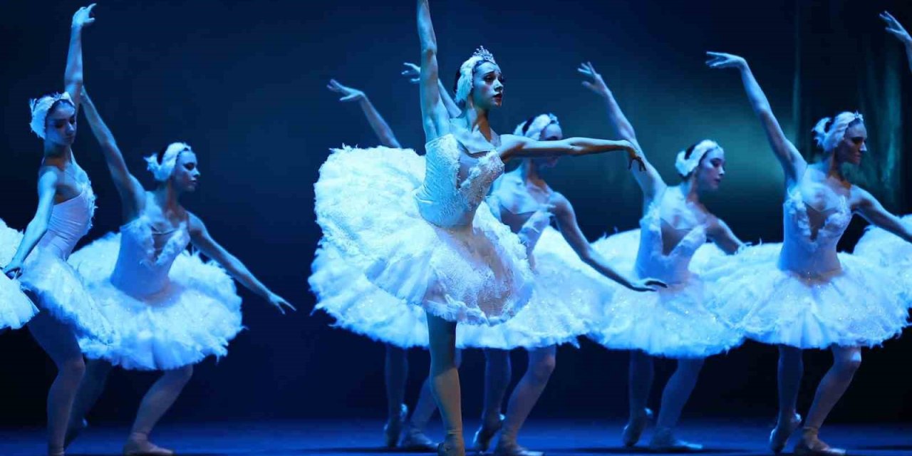 Çaykovski’nin ‘Kuğu Gölü’ balesi Denizli’de beğeniyle izlendi