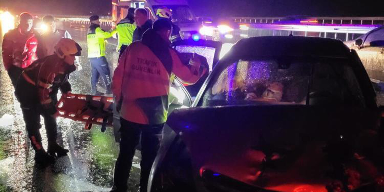 Bariyere vurup savrulan araca çarptı: 4 yaralı