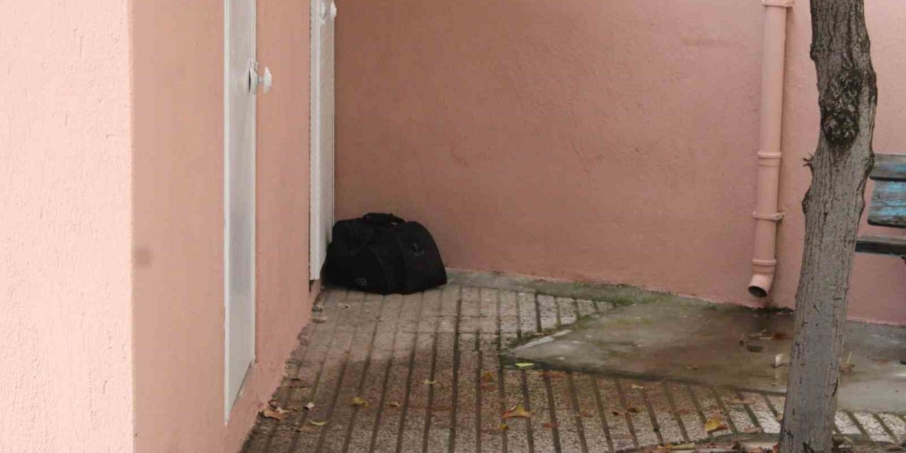 Camii avlusunda şüpheli çanta paniği