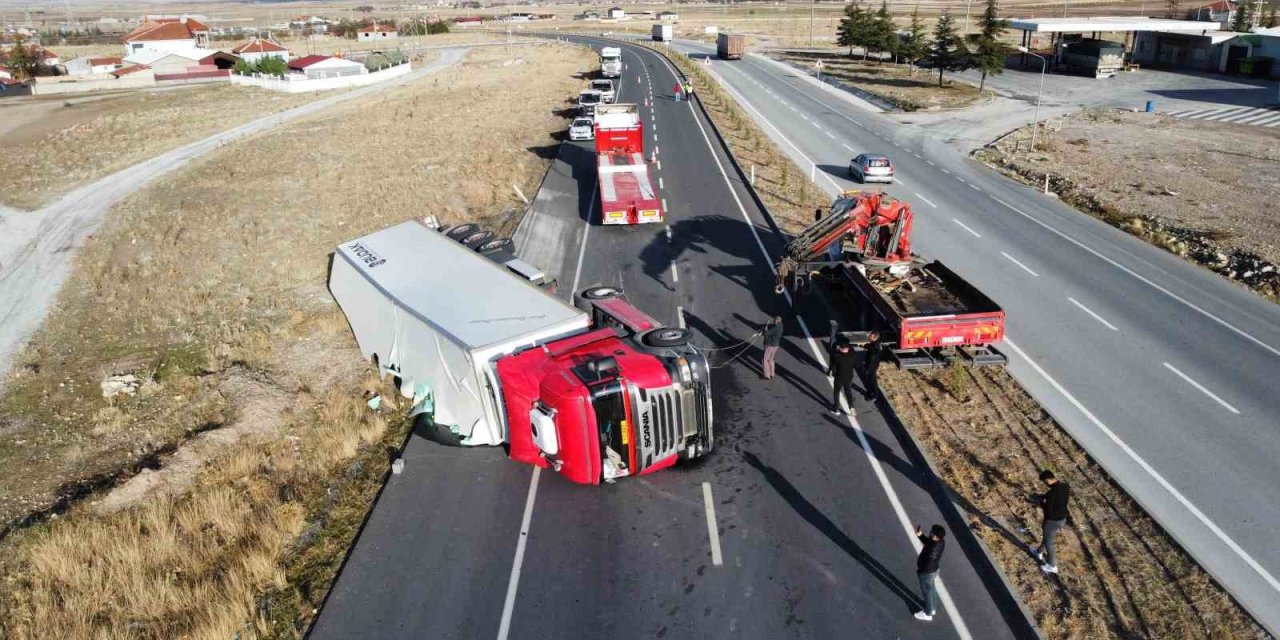 Meyve yüklü tır devrildi