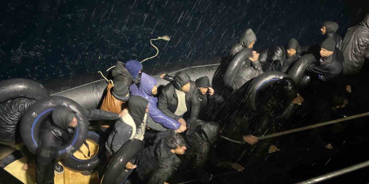 Yağmurun altında denizde sürüklenen göçmenlere sahil güvenlik yetişti
