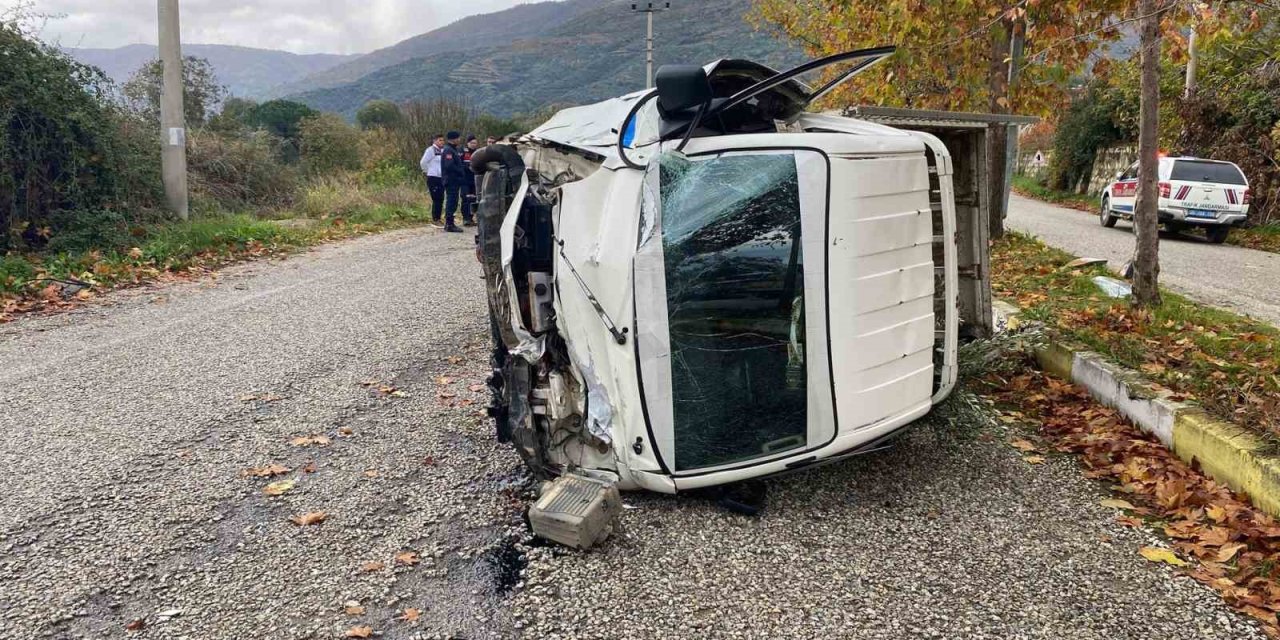 Traktöre çarpmamak için manevra yaptı, devrilen kamyonette yaralandı
