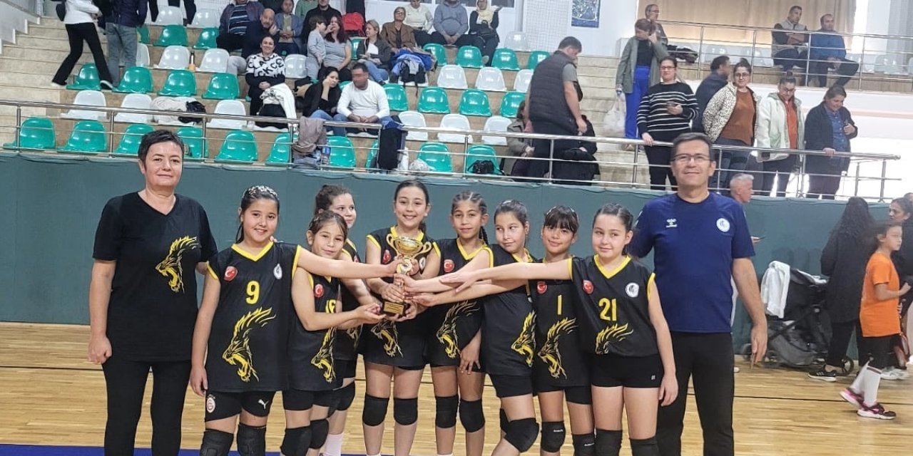 Köyceğizli minikler Voleybol Turnuvası’nda şampiyon oldu
