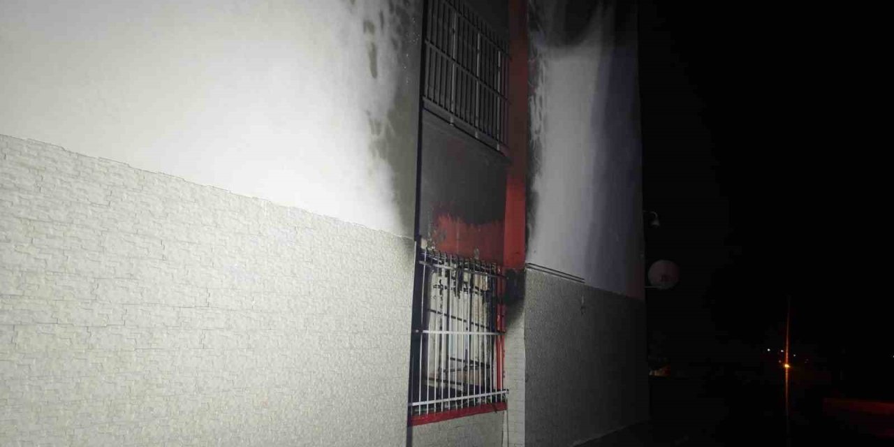 Tahliye edilen okulda çıkan yangın panikletti