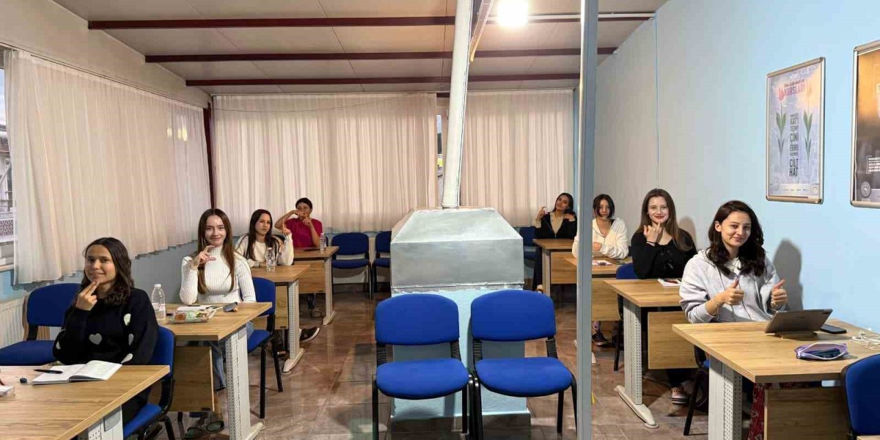 Hem konaklıyorlar hem açılan kurslarla kendilerini geliştiriyorlar