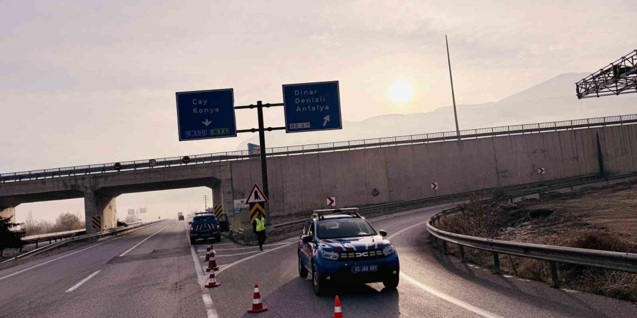 Yoğun sis nedeniyle kara yolu ulaşıma kapatıldı