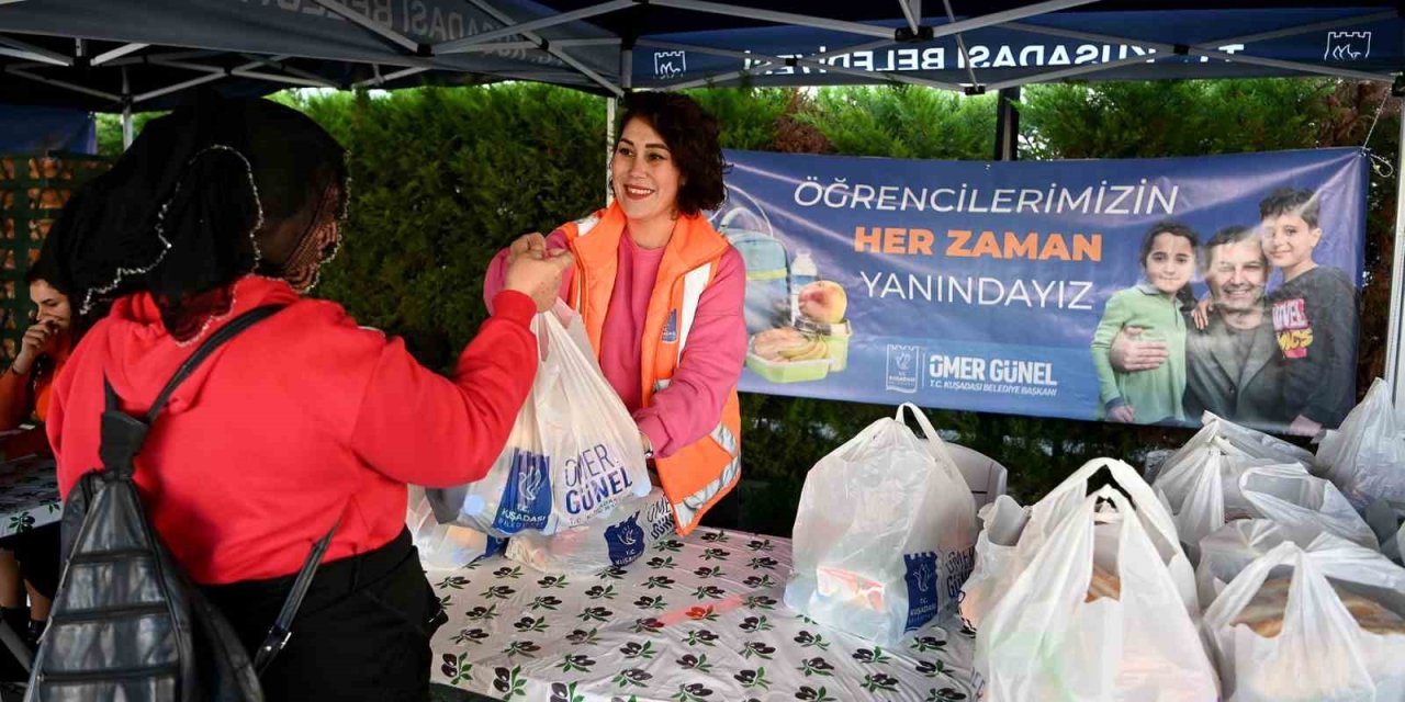 Kuşadası’nda beslenme çantalarını belediye dolduruyor