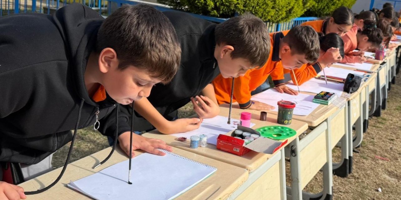 Öğrenciler empati yaparak ellerini kullanmadan resim yaptı