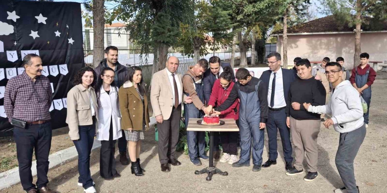 Özel öğrenciler protokol üyeleriyle birlikte hasat yapıp pasta kesti