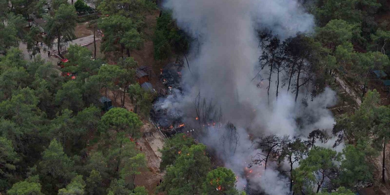Fethiye’de karavanda çıkan yangın ormana sıçradı