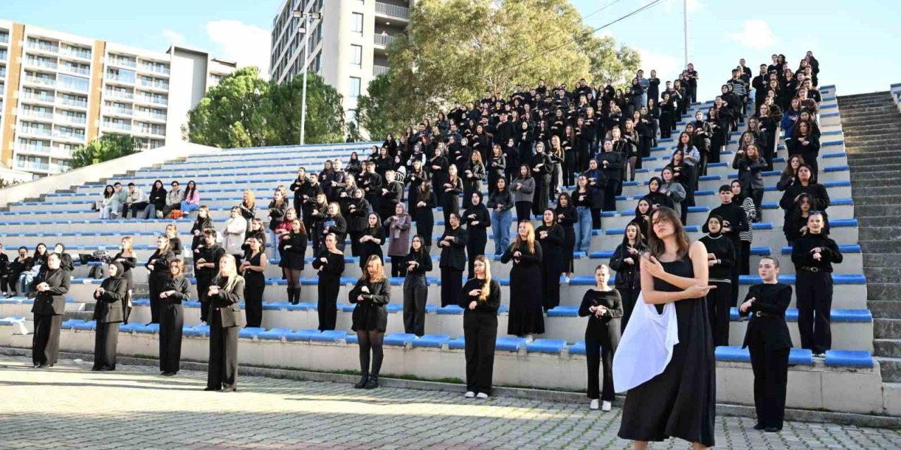 MCBÜ’de 300 öğrenciden "Karsu - Zaman" işaret dili performansı