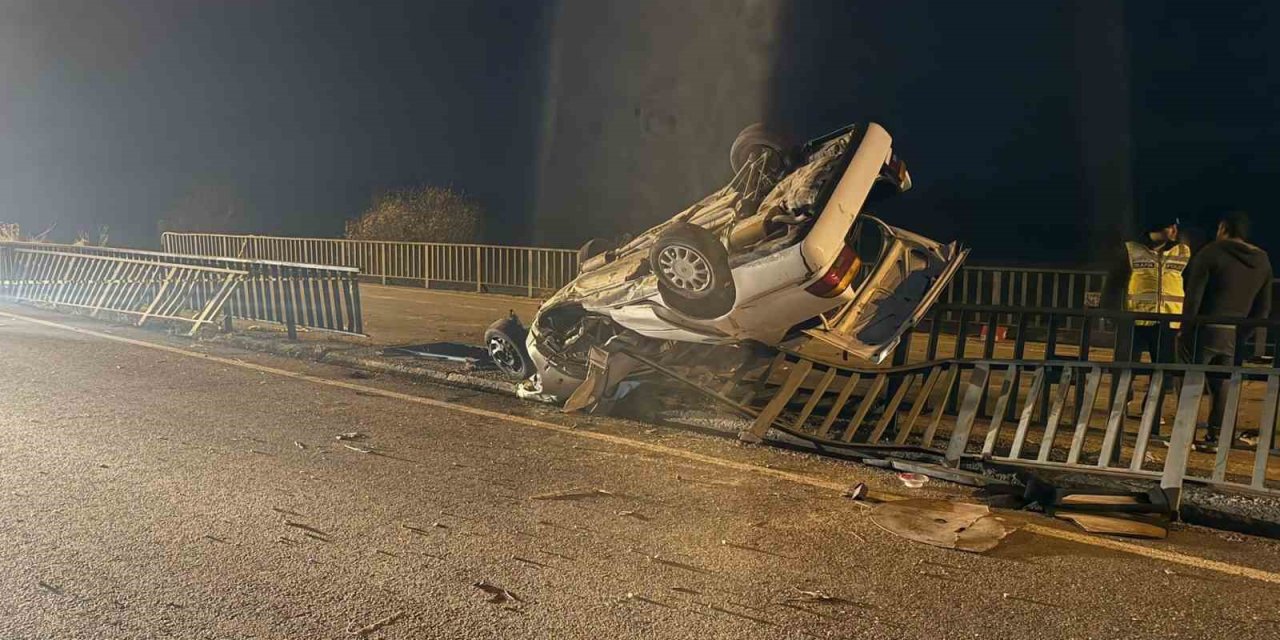 Köprü demirlerine çarpan araç hurdaya döndü: 1 ölü, 3 yaralı