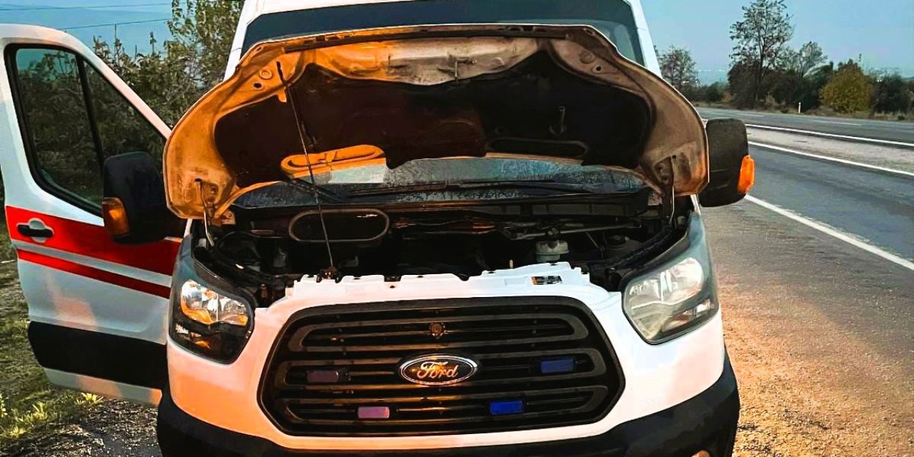 Seyir halindeki ambulans alev aldı