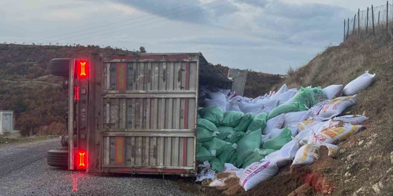 Gördes’te yem yüklü tır devrildi: 1 yaralı