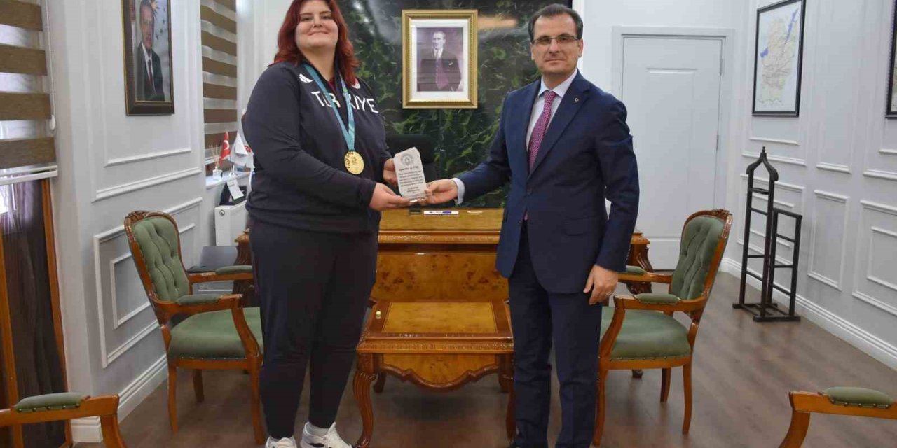 Kaymakam Güldoğan’dan şampiyon judocu Öztürk’e plaket