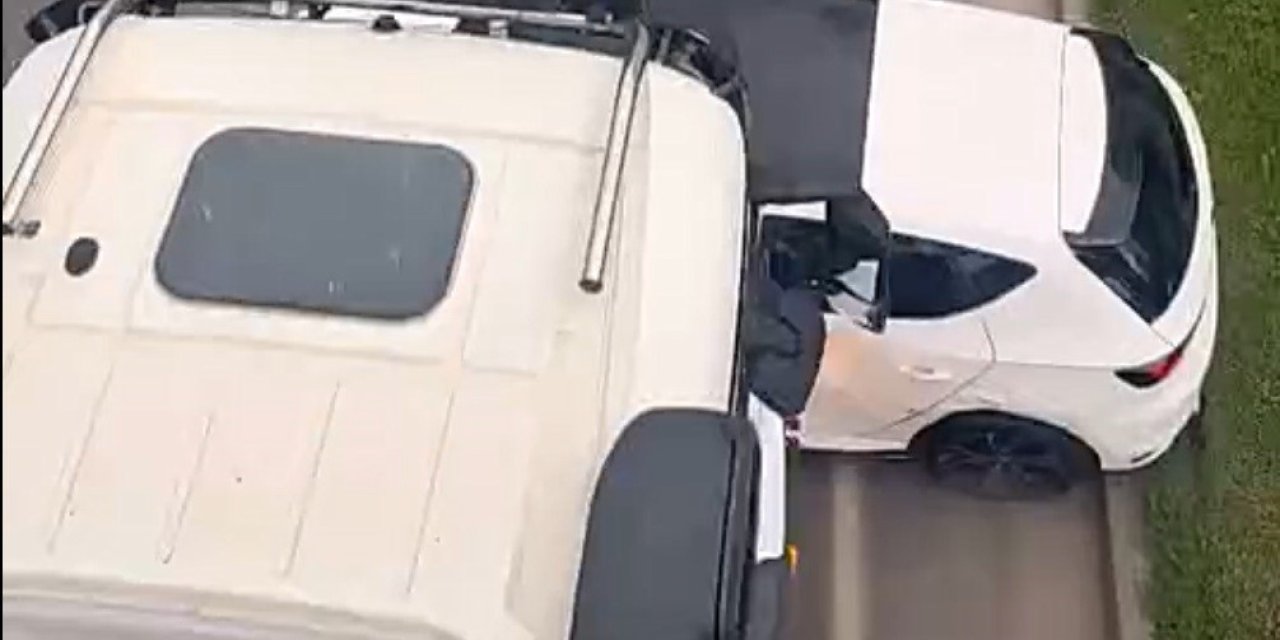 Hafriyat kamyonu, önüne aldığı otomobili 100 metre sürükledi