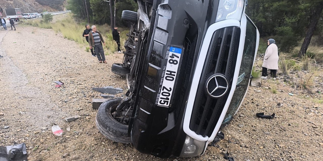Muğla’da yolcu minibüsü devrildi: 3 yaralı