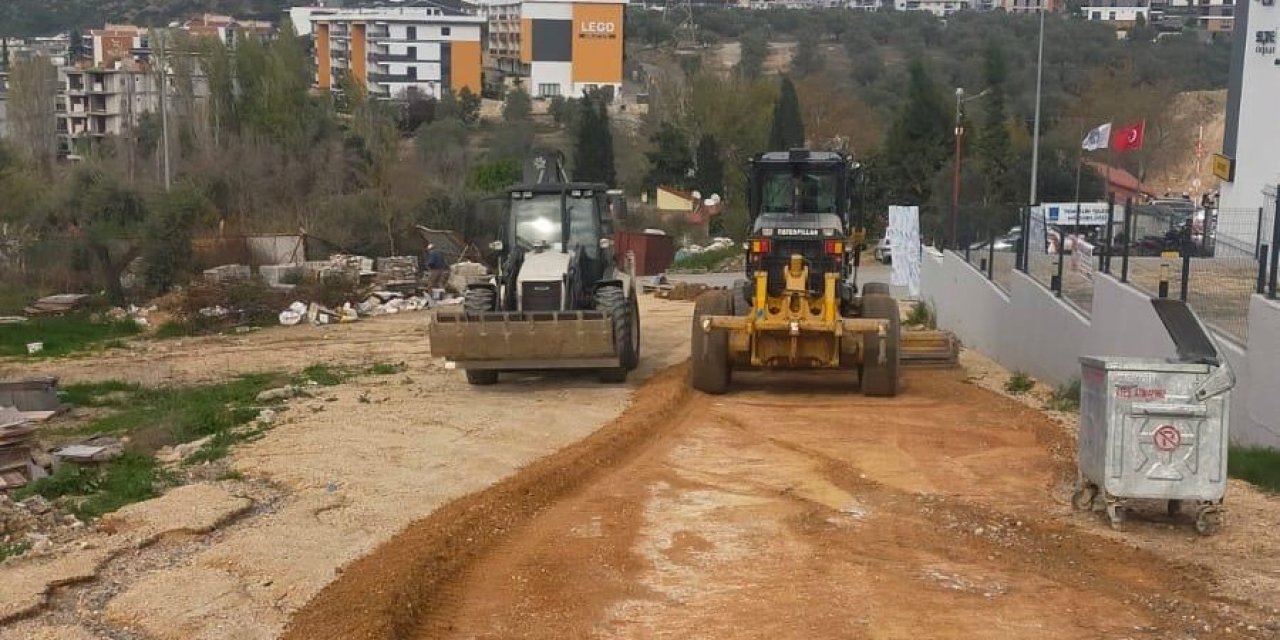 Büyükşehir Belediyesi, Kuşadası’nın yollarını yenilemeyi sürdürüyor
