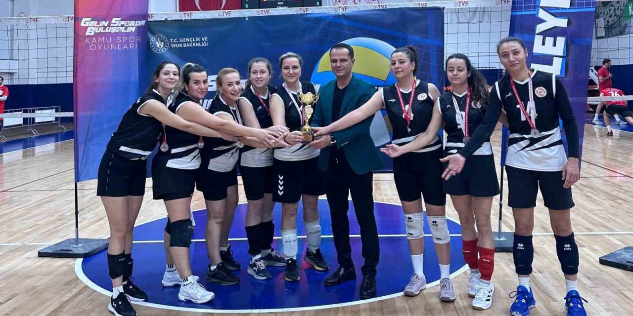 Manisa GSB Kadın Voleybol Takımı Türkiye ikincisi oldu
