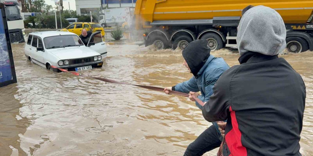 Bodrumda sokaklar göle döndü araçlar sular altında kaldı