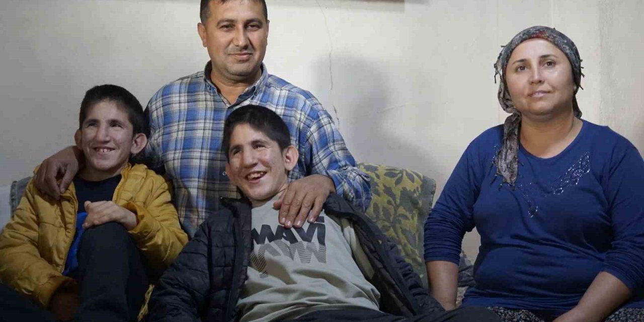 13 yaşındaki ikizler Kromozom 4q Delesyon Sendromu ile mücadele ediyor