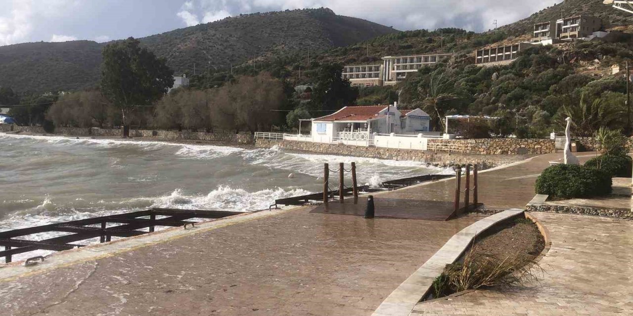 Datça’da sağanak yağış ve fırtına kurumlar teyakkuza geçirdi