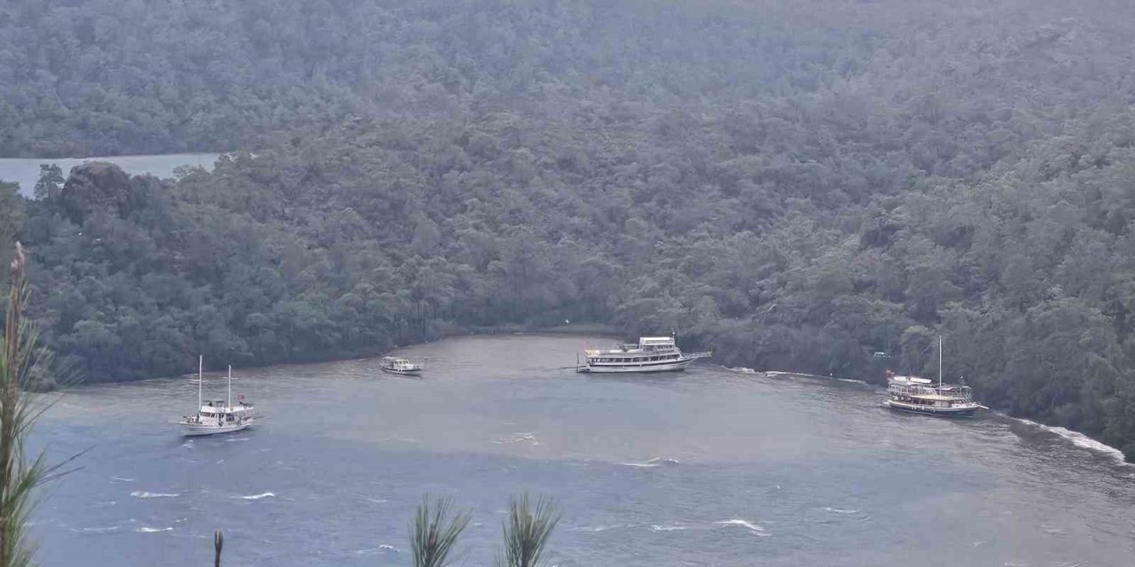 Marmaris’te 3 tekne karaya oturdu