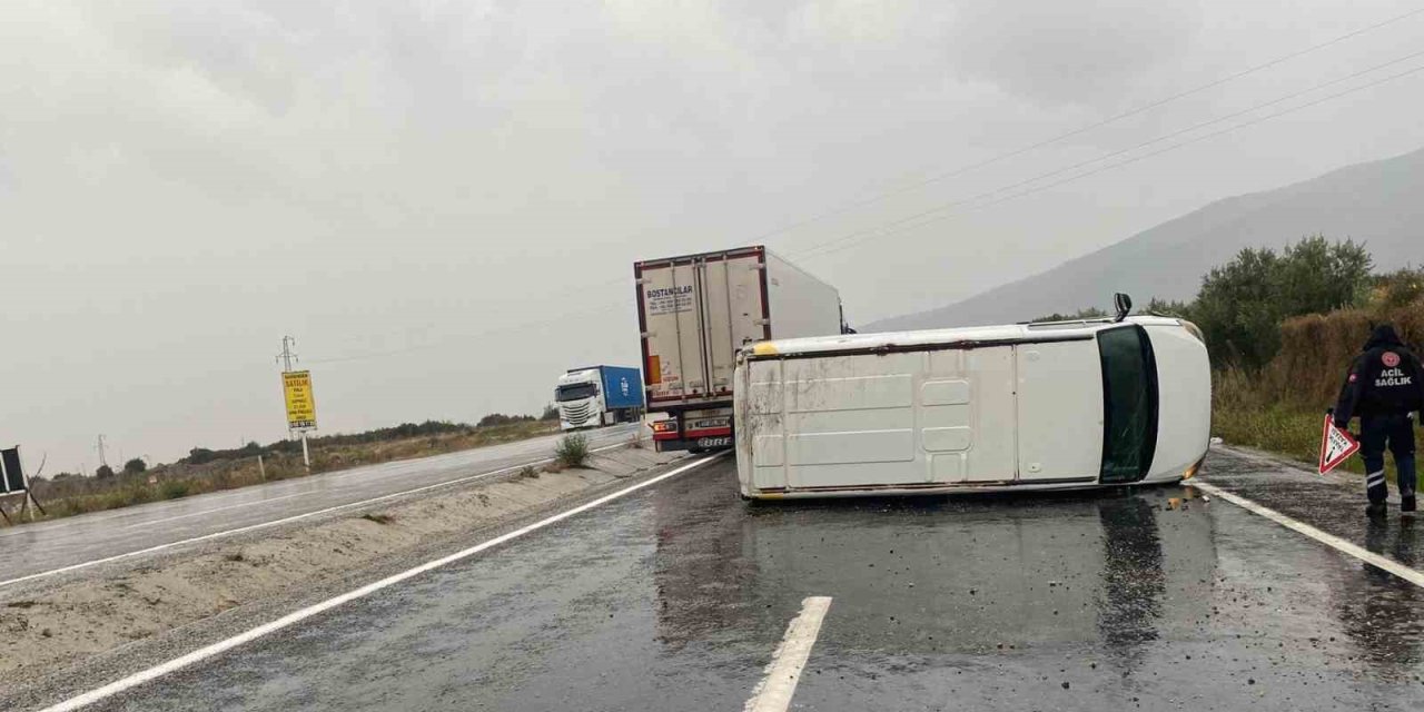 Kontrolden çıkan minibüs devrildi; 1 yaralı