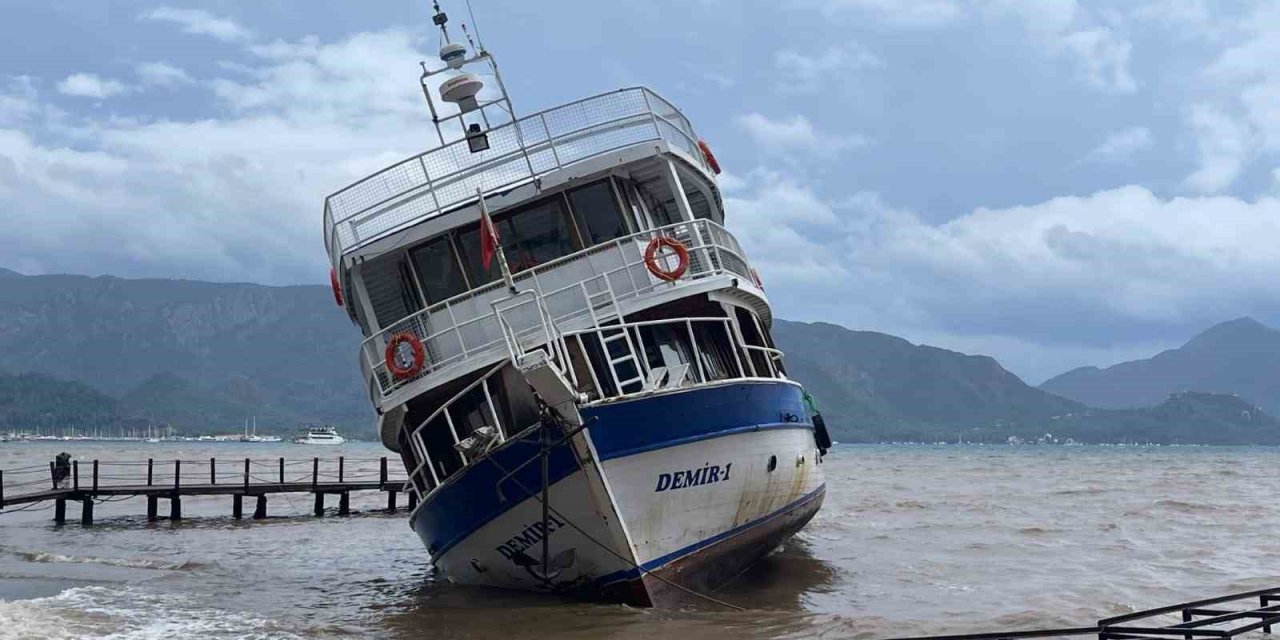 Marmaris’te iskeleye çarpan tekne karaya oturdu