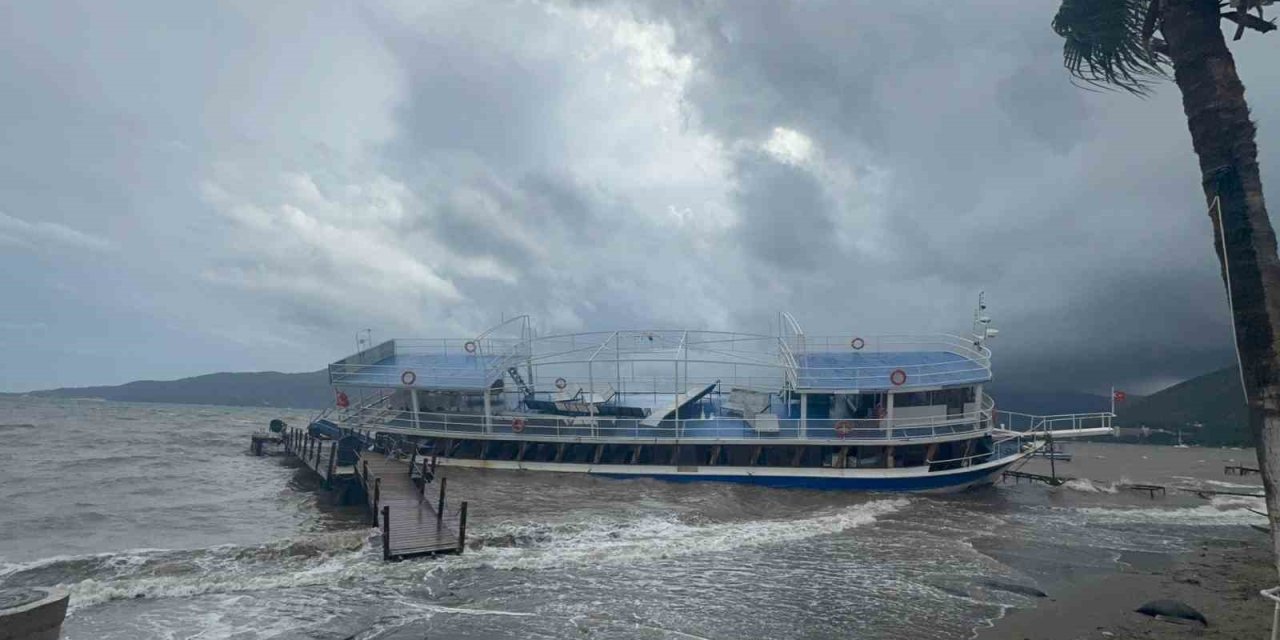 İskeleye çarparak karaya oturan tekne için kurtarma çalışmaları başladı