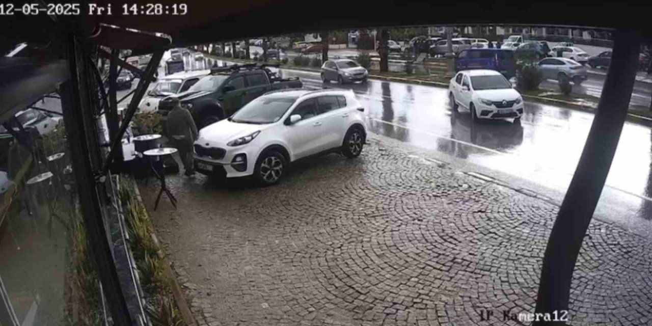 El freni çekilmeyen otomobil, başka araca çarptı