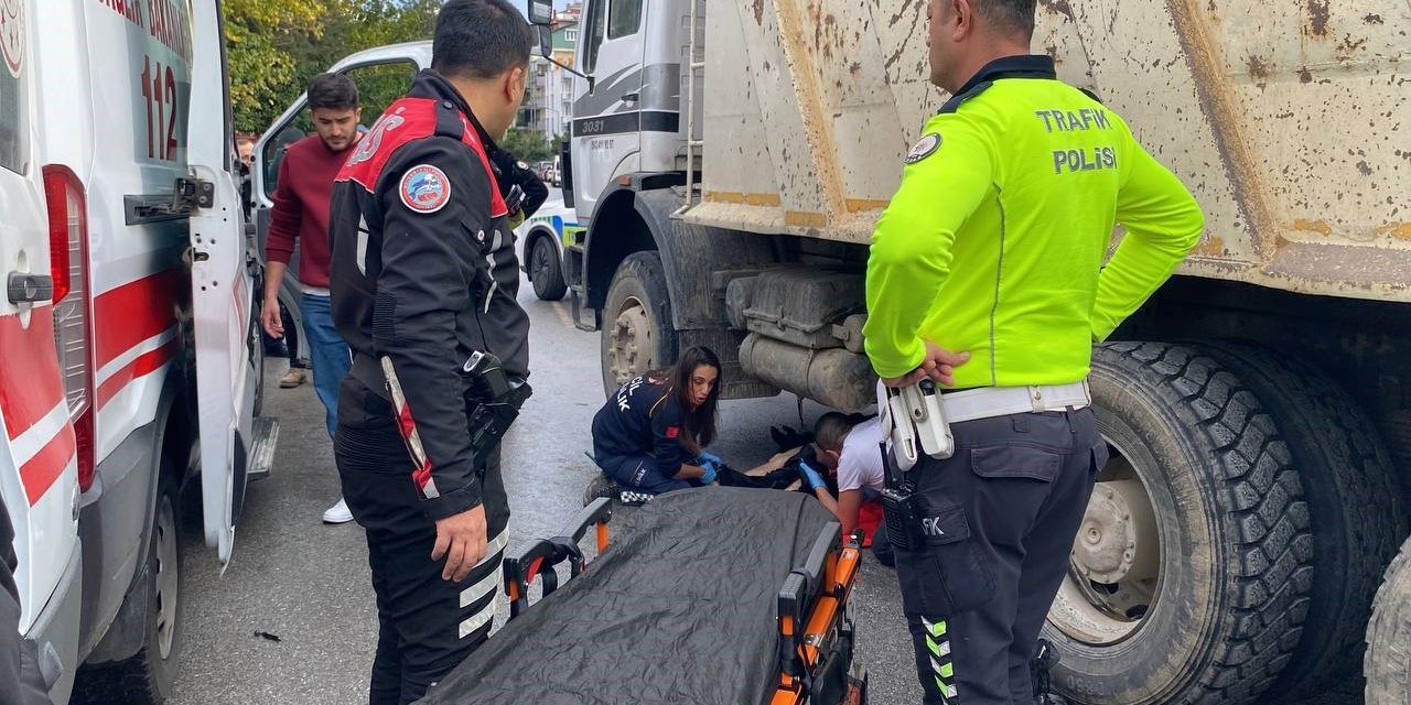 Kamyonun altında kalan motosikletli kurye ağır yaralandı