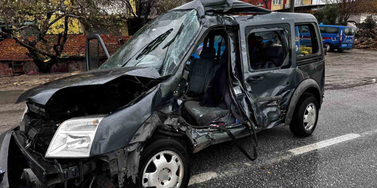 Kamyonun çarptığı hafif ticari araç 50 metre savruldu: 1 ölü, 2 yaralı