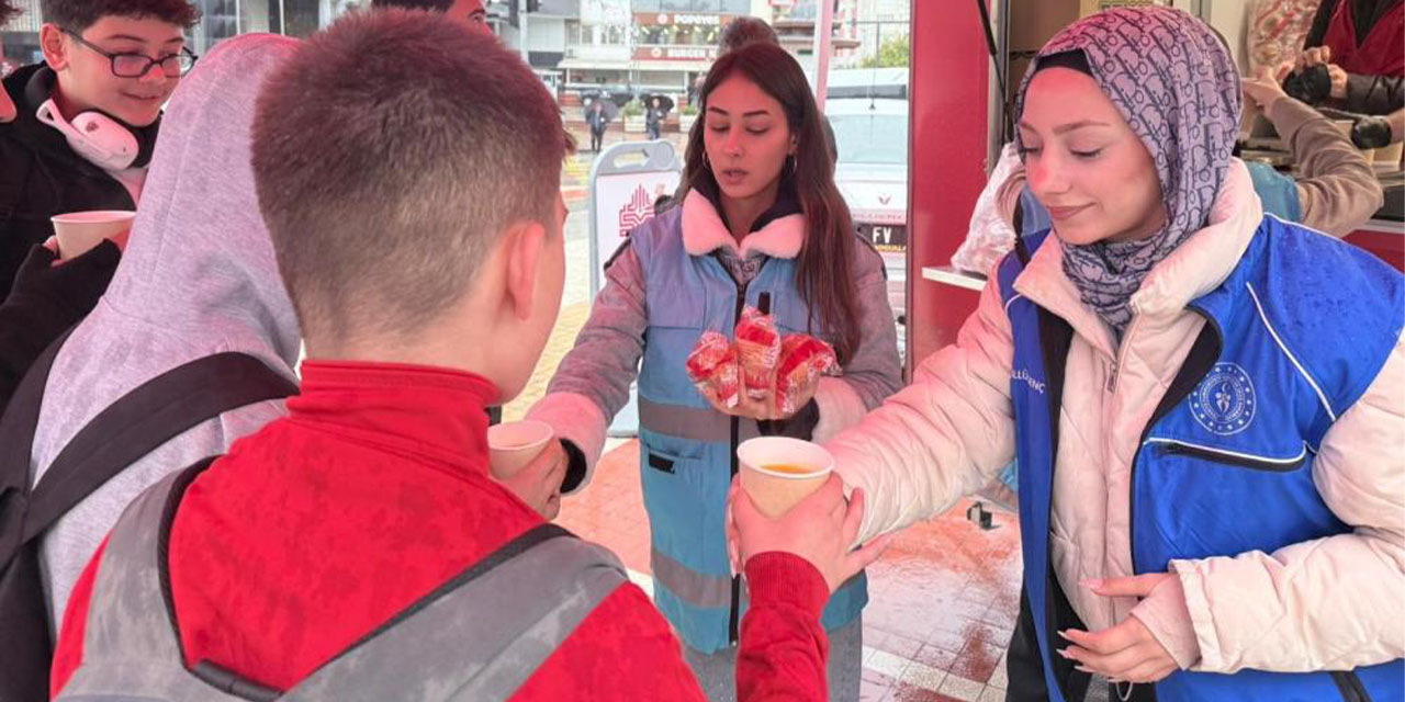 Üniversiteli gençler gönüllülüğe dikkat çekti