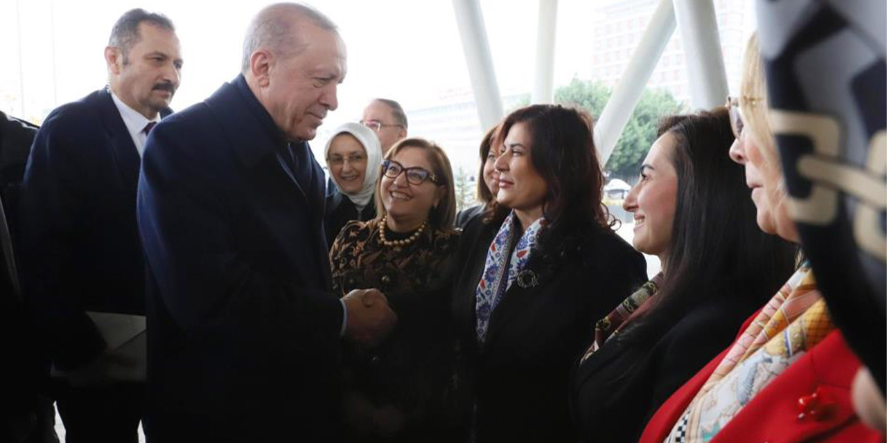 Zirvedeki fotoğraf üzerinden siyaset okumak