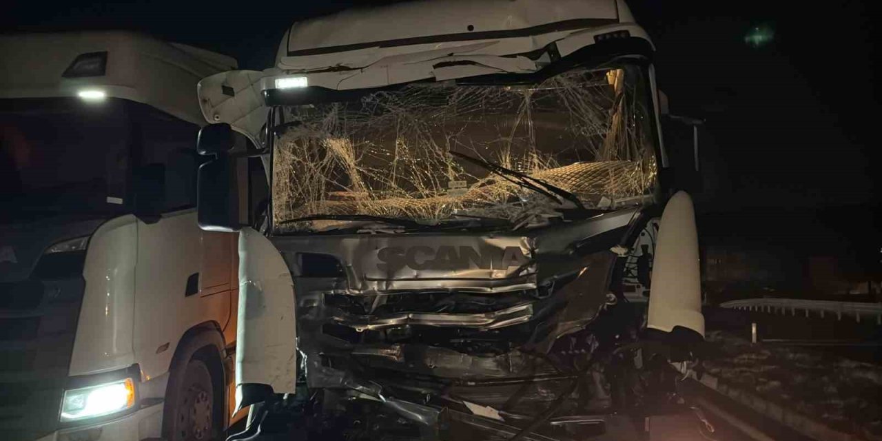 İki tır ve otomobilin çarpıştığı kazada bir kişi yaralandı