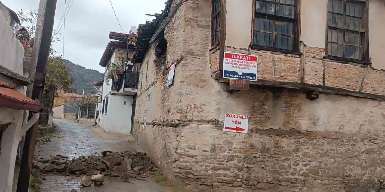 Denizli’de metruk kerpiç binanın duvarı çöktü