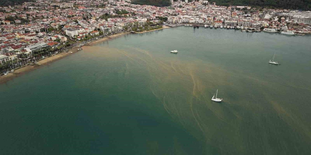 Çamur rengine bürünen deniz havadan görüntülendi