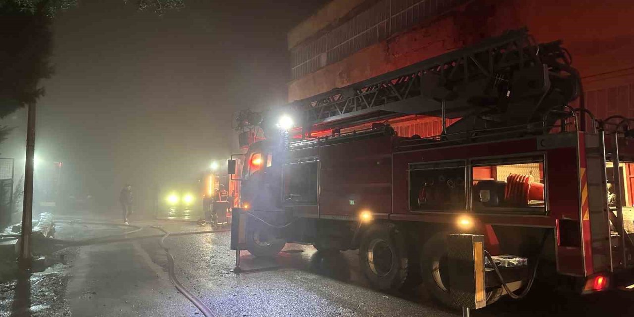 Uşak’ta poşet fabrikasında çıkan yangın söndürüldü