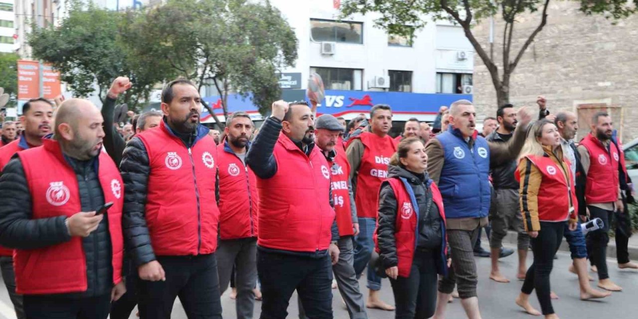 İzmir Büyükşehir işçilerinden çıplak ayaklı protesto