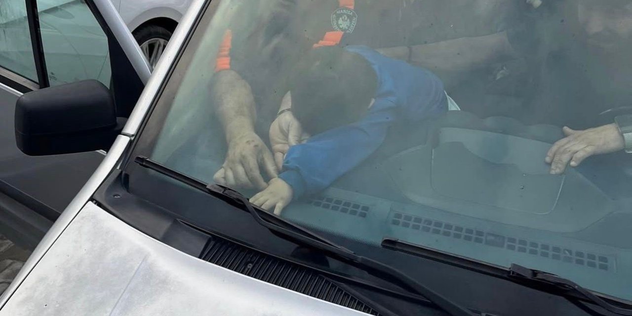 Parmakları aracın havalandırmasına sıkışan çocuğu itfaiye kurtardı