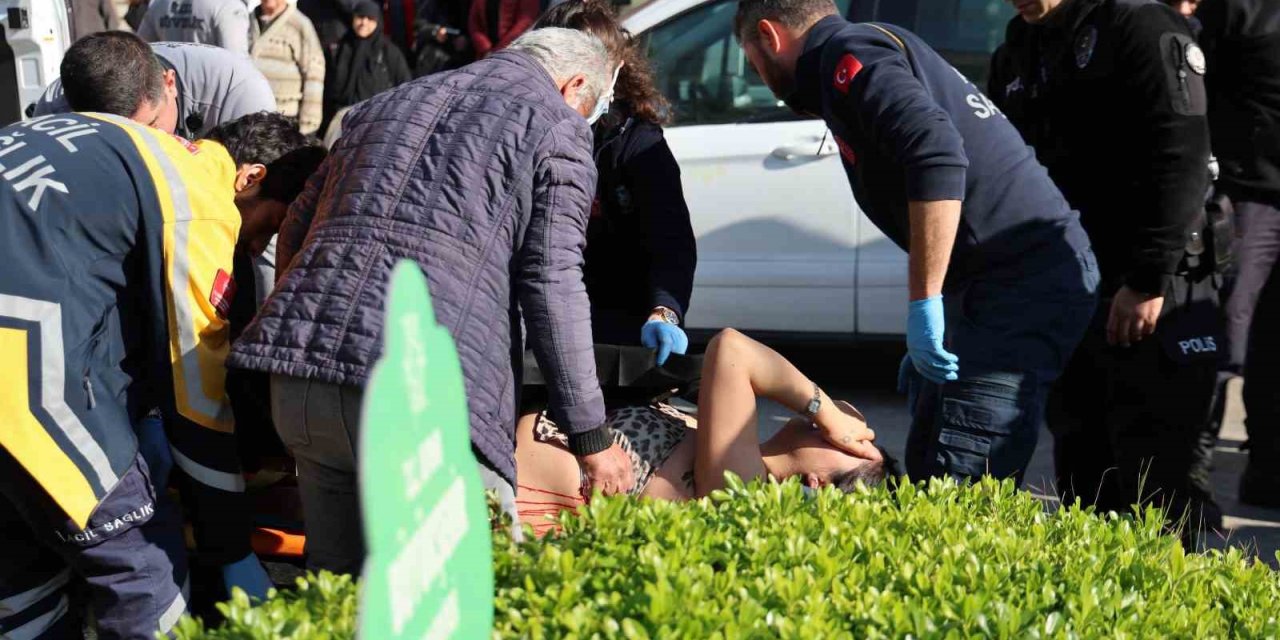 Boşanma duruşmasından çıktı, eşini sırtından bıçakladı