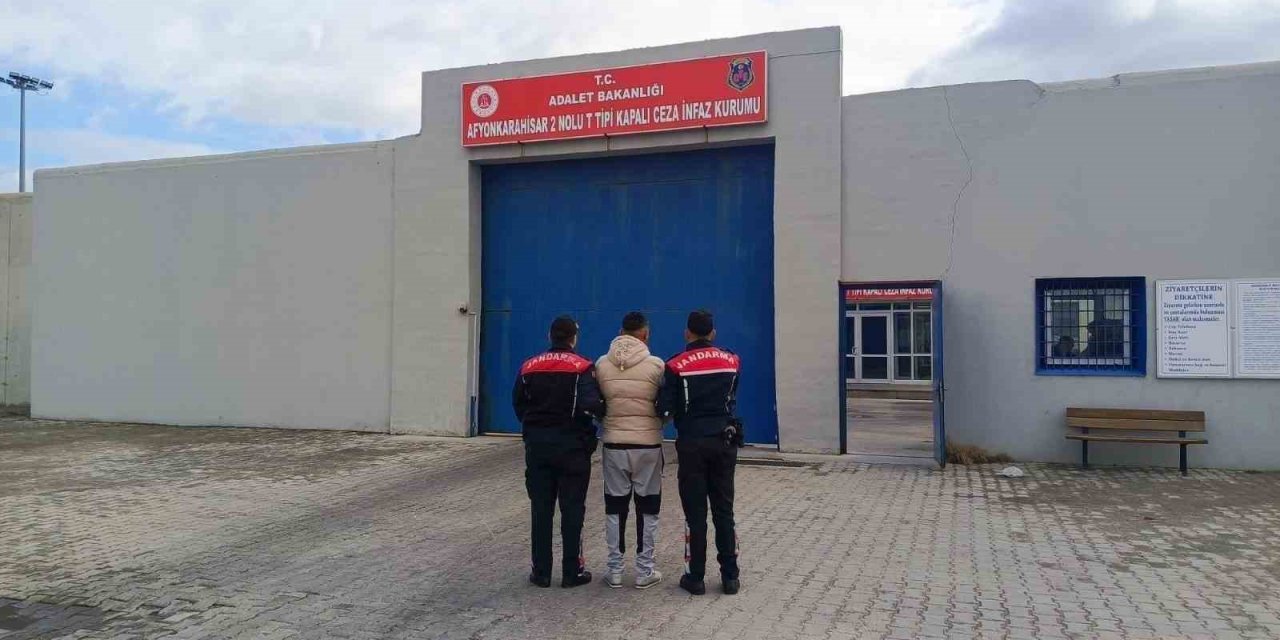 Jandarma çeşitli suçlardan aranan 42 kişiyi yakaladı