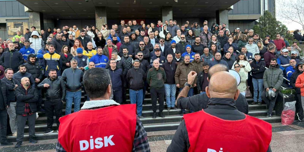 Buca Belediyesinde işçiler yeniden iş bıraktı, çöpler birikmeye başladı