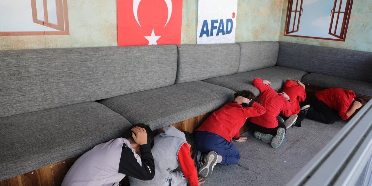 Deprem anı gerçekçi bir ortamda canlandırıldı