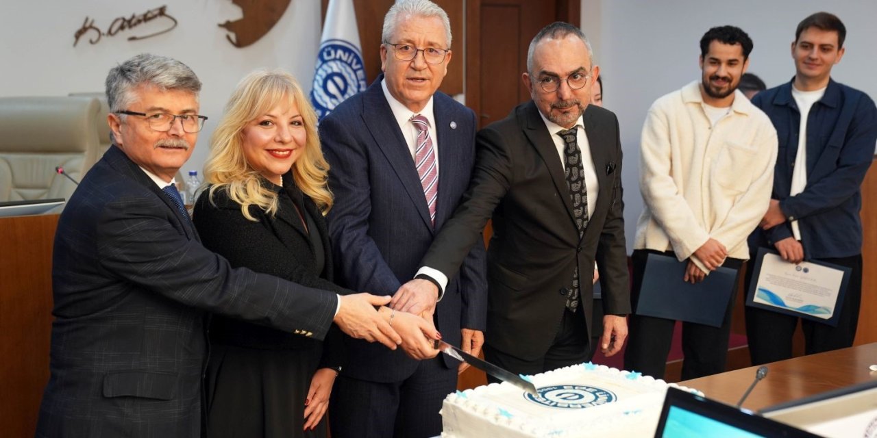 EÜ Senatosu’nda gururlandıran başarı pastayla kutlandı