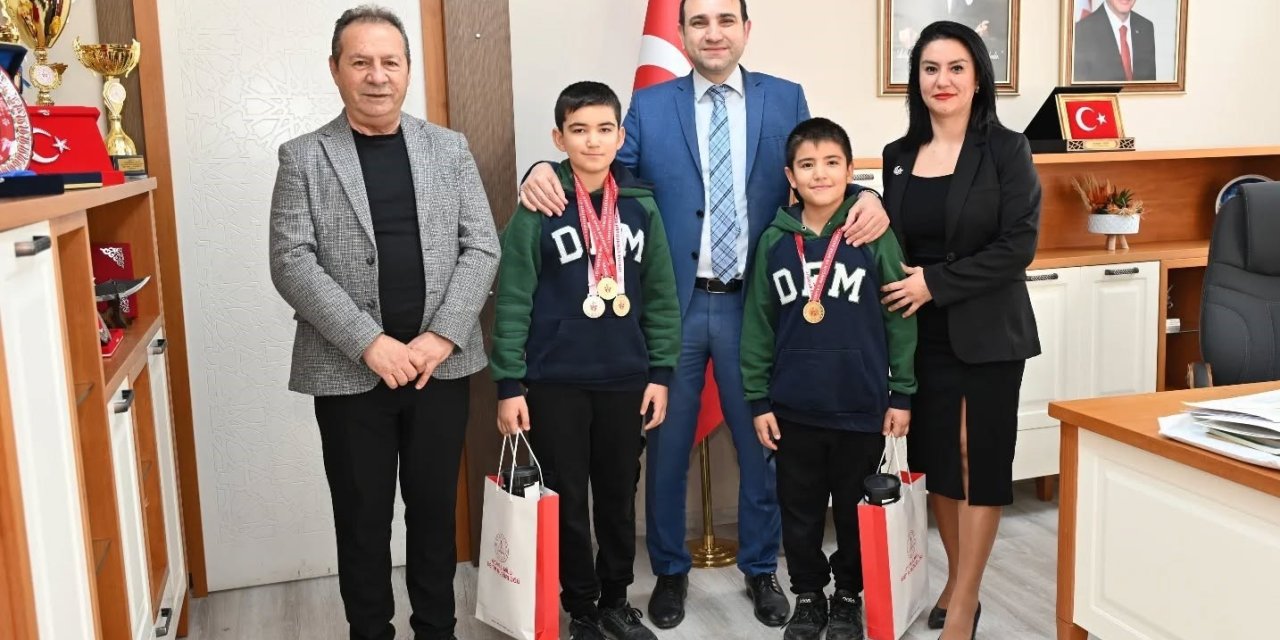 Paralimpik Yüzme Yarışı’nda il birincisi oldular